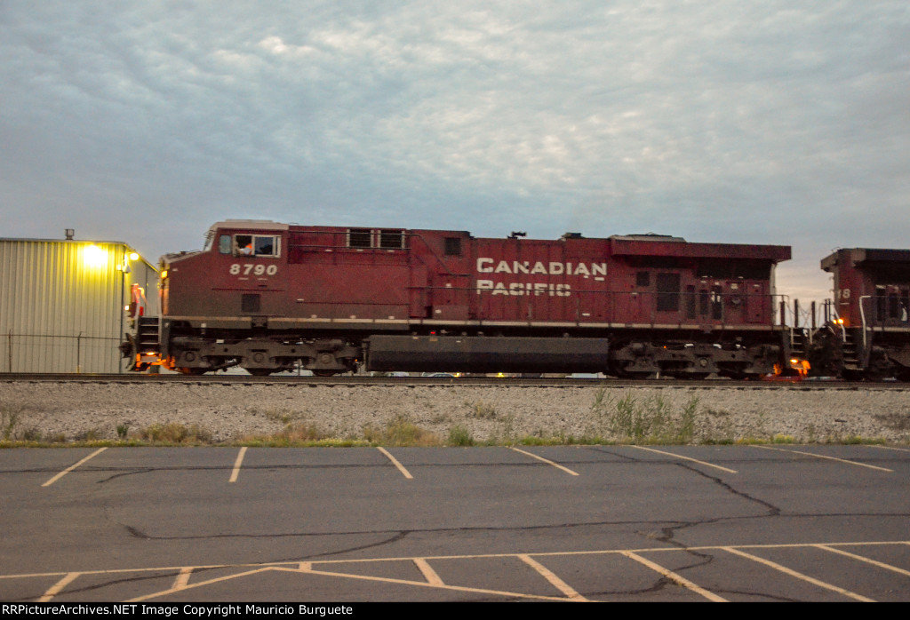 CP ES44AC Locomotive